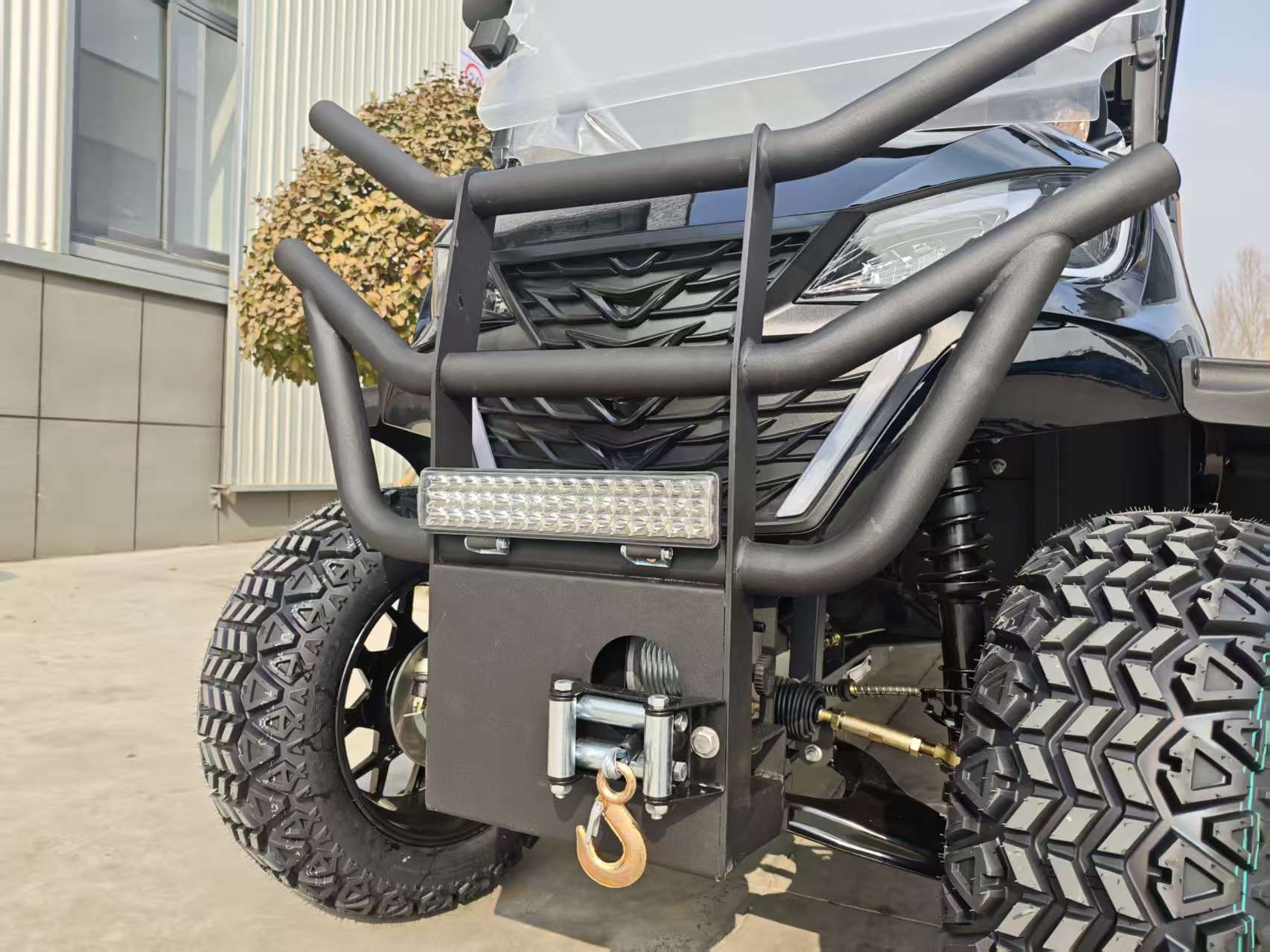 Electric Off-road Golf Cart Tow Hook Winch 5-6 Seats High Strength Steel Frame 70-90km Range 30-50km/h 15-20 Grade Ability