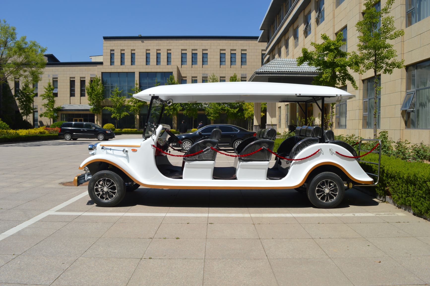 Luxury 12 Passenger Electric Classic Resort Shuttle 72V Low Noise Vehicle for Hotel Guest Transfer Resort Tour