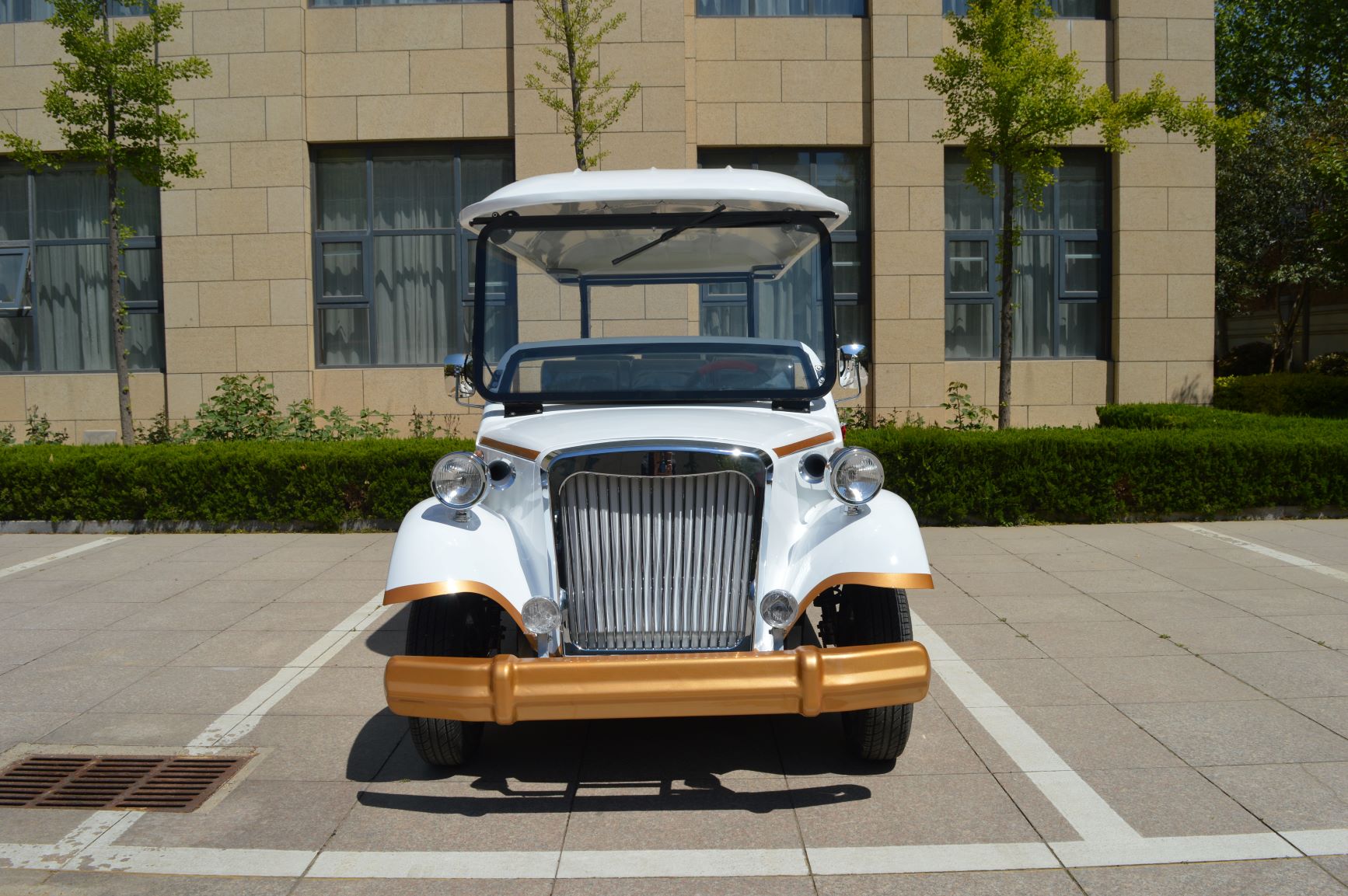 Luxury 12 Passenger Electric Classic Resort Shuttle 72V Low Noise Vehicle for Hotel Guest Transfer Resort Tour