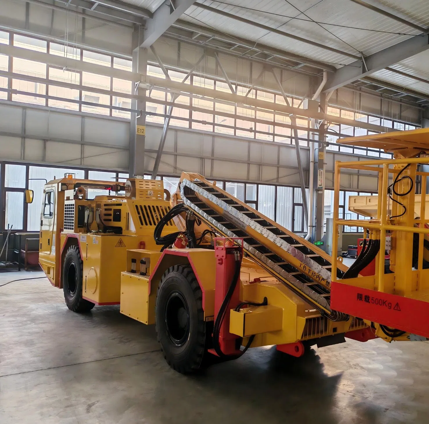 High-Capacity Underground Mine Multifunctional Service Vehicle Mining Utilitiy Machine