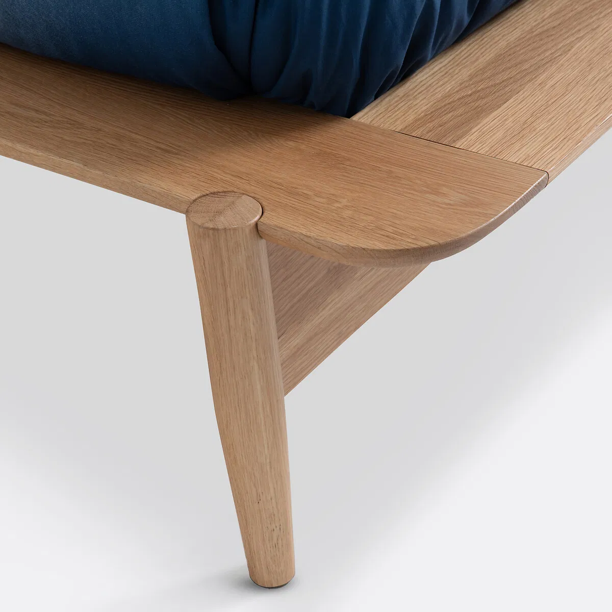 Cama plataforma moderna de madeira maciça flutuante com suporte de ripas para quarto