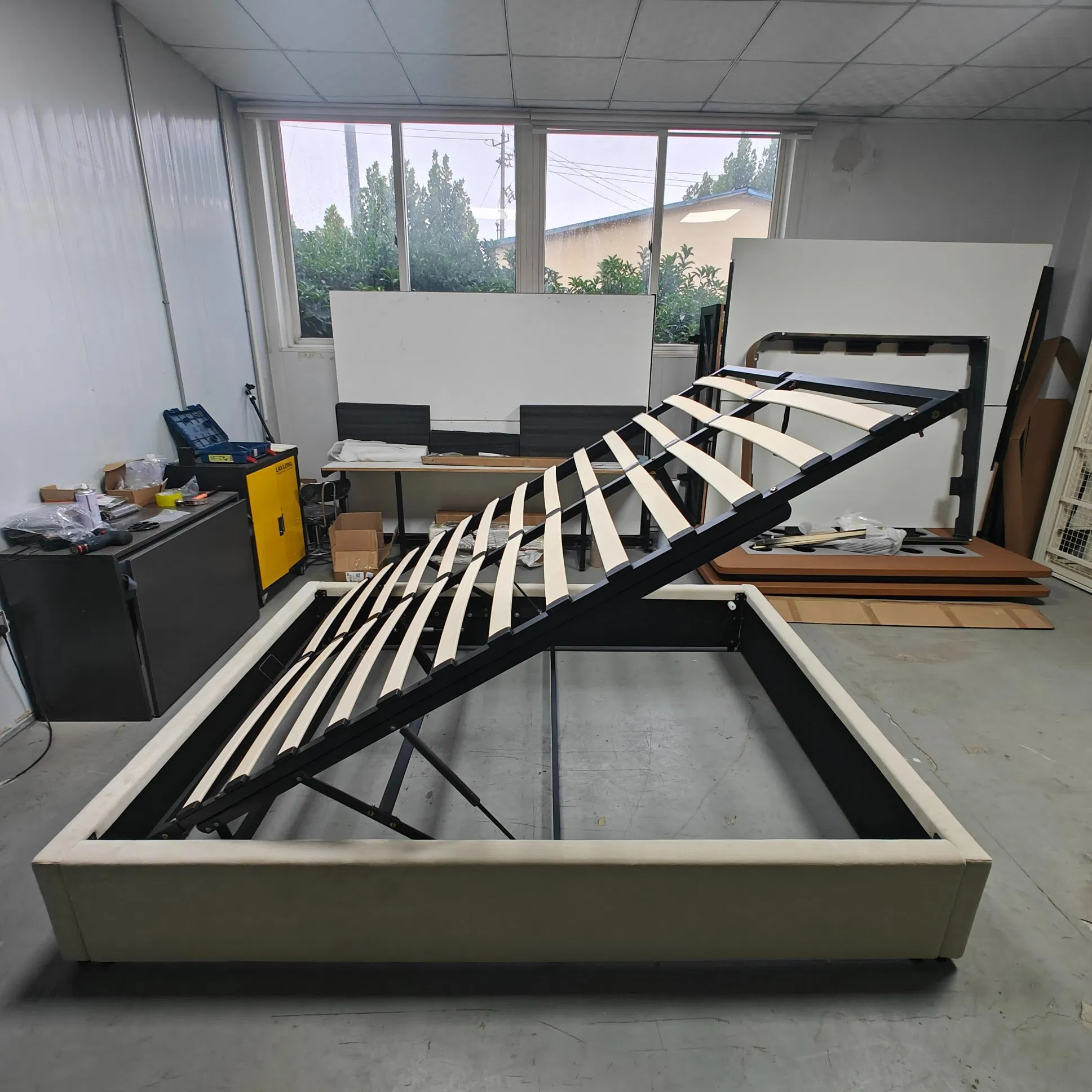 Estrutura de Cama Estofada da Polônia UE com Baú de Cama e Barra de Levantamento Grande Espaço de Armazenamento 160 X 200 Cm Estrutura de Cama de Veludo com Suporte de Ripas de Madeira para Cama de Hotel