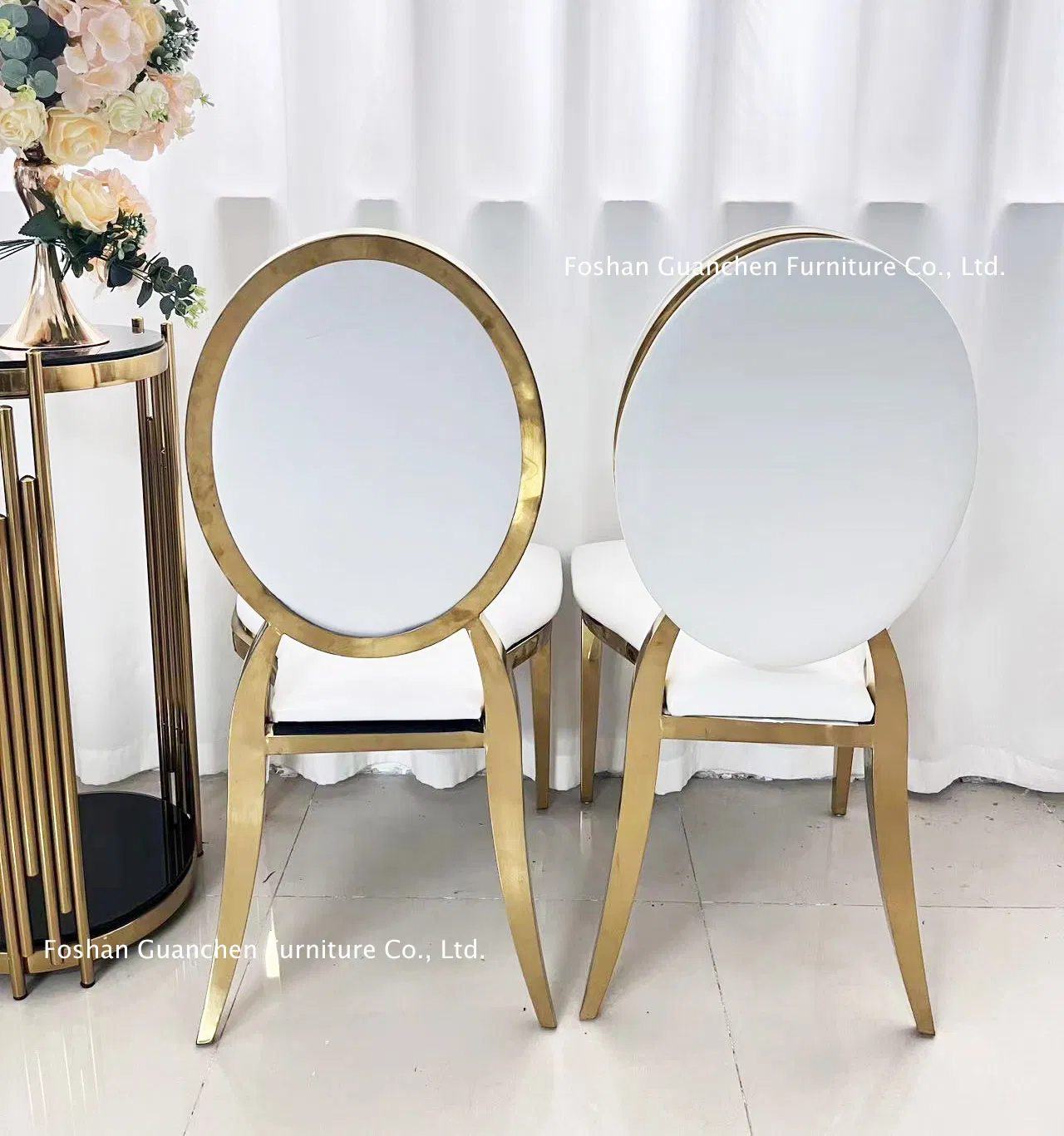 Cadeira de Jantar Estofada Branca com Estrutura Dourada - Cadeira de Luxo para Eventos e Casamentos com Pernas de Aço Inoxidável para Móveis de Aluguel em Hotéis e Festas