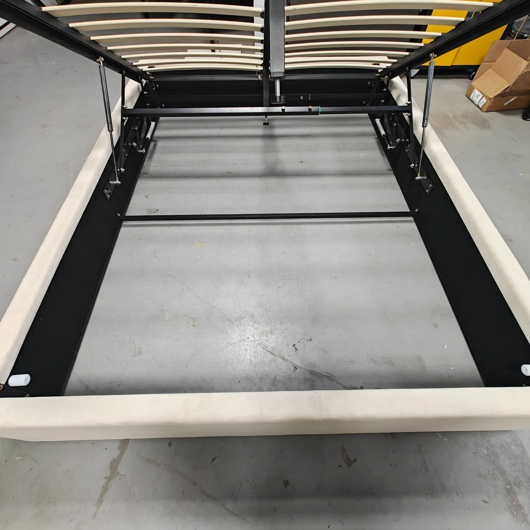 Estrutura de Cama Estofada da Polônia UE com Baú de Cama e Barra de Levantamento Grande Espaço de Armazenamento 160 X 200 Cm Estrutura de Cama de Veludo com Suporte de Ripas de Madeira para Cama de Hotel