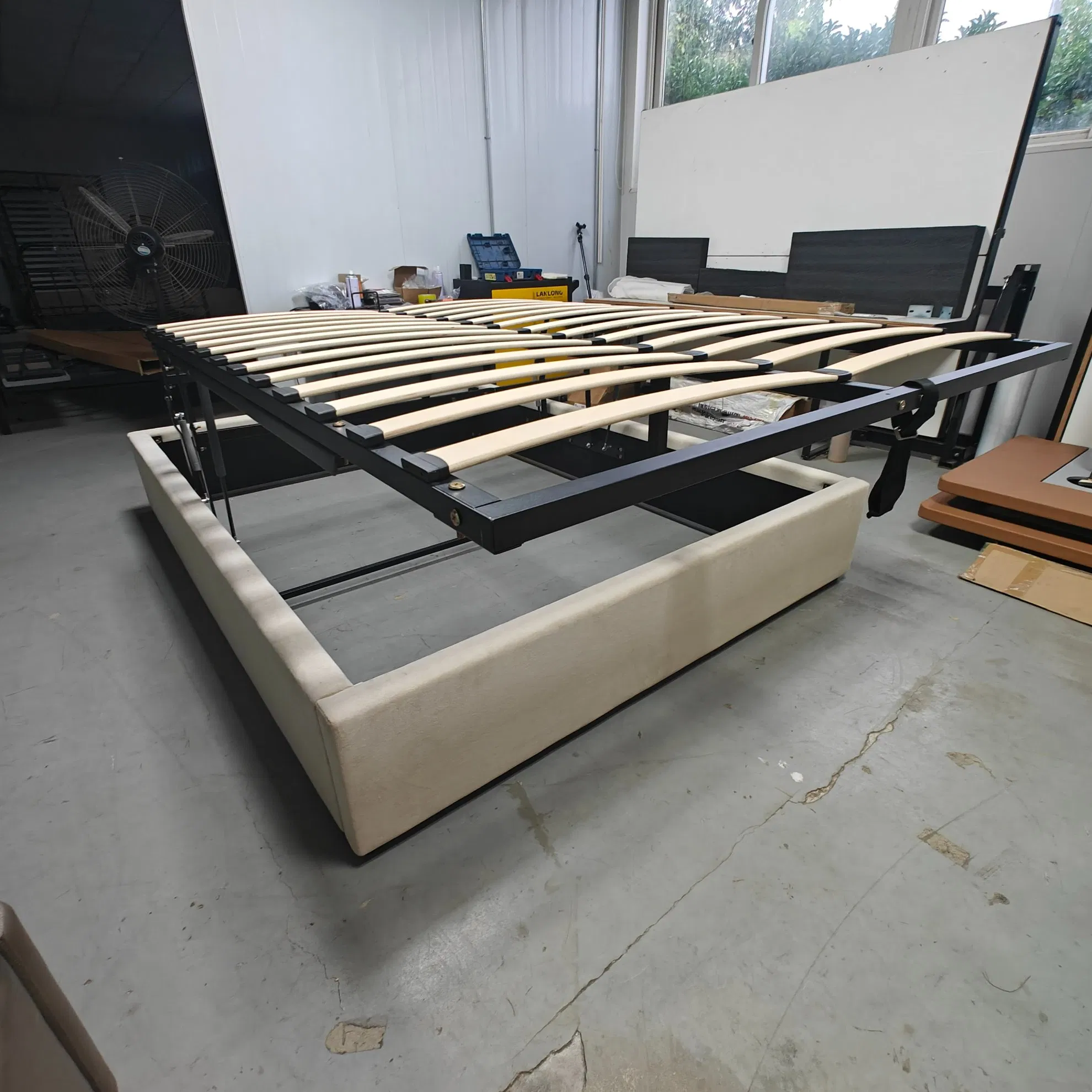 Estrutura de Cama Estofada da Polônia UE com Baú de Cama e Barra de Levantamento Grande Espaço de Armazenamento 160 X 200 Cm Estrutura de Cama de Veludo com Suporte de Ripas de Madeira para Cama de Hotel