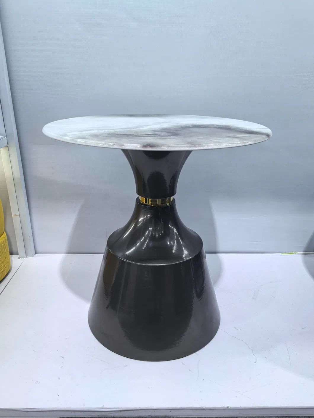 Mesa de Jantar Redonda Moderna Base Pedestal Tampo de Pedra Sinterizada Acento Dourado Mesa de Cozinha Interna