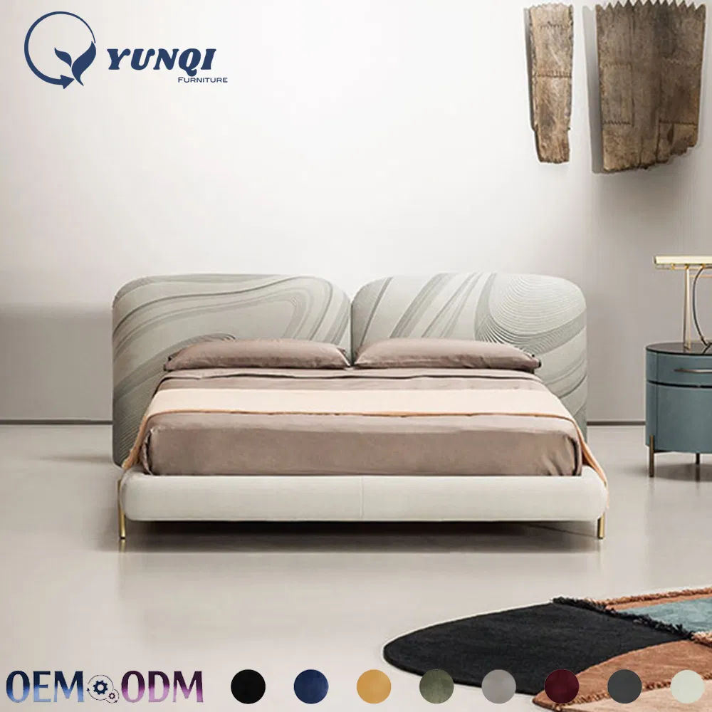 Cama plataforma estofada com padrão espiral moderno e cabeceira artística, estrutura de cama com pernas de metal dourado