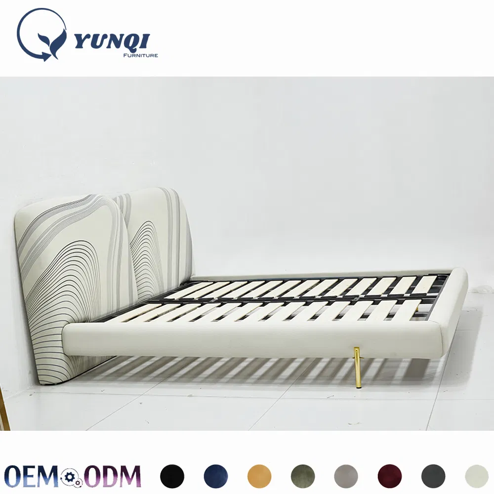 Cama plataforma estofada com padrão espiral moderno e cabeceira artística, estrutura de cama com pernas de metal dourado