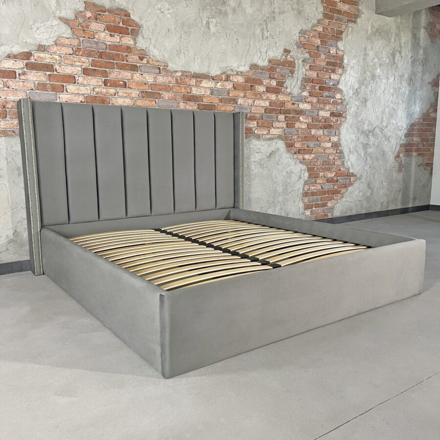 Cama plataforma estofada de design de luxo da Polônia com estrutura de cama em bétula e álamo, mecanismo de elevação a gás, grande espaço de armazenamento para fácil montagem