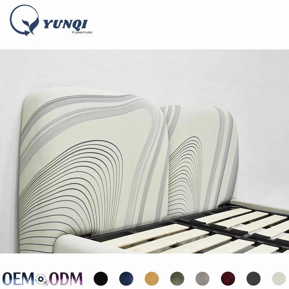 Cama plataforma estofada com padrão espiral moderno e cabeceira artística, estrutura de cama com pernas de metal dourado