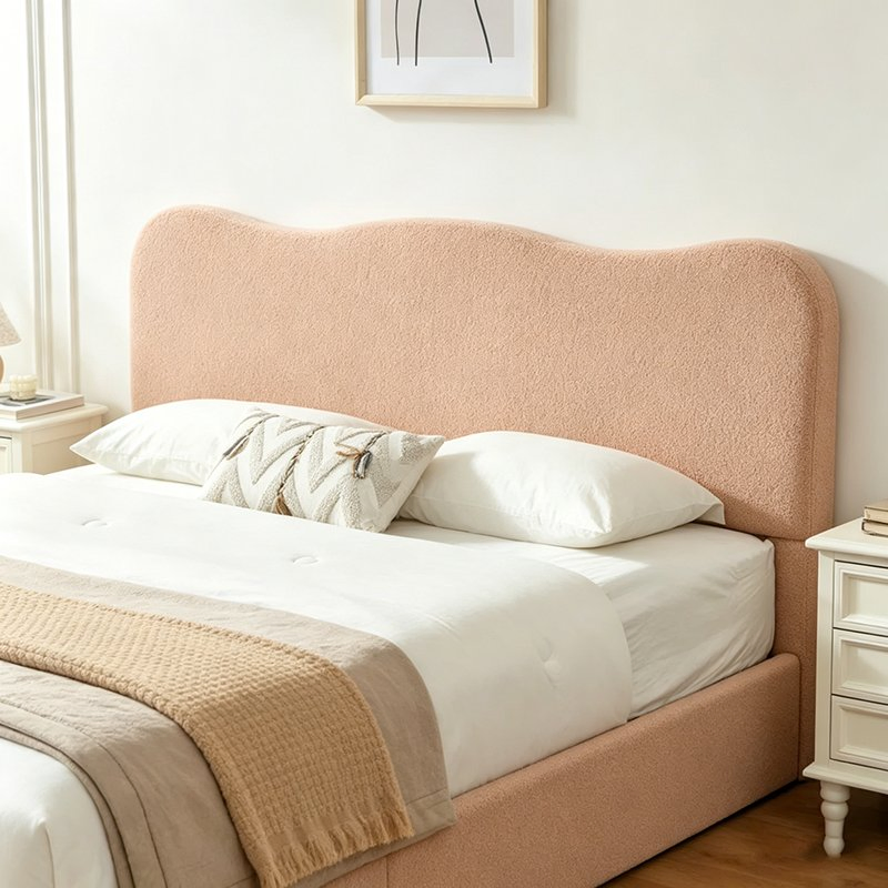 Cama estofada em boucle macio com design de base sólida