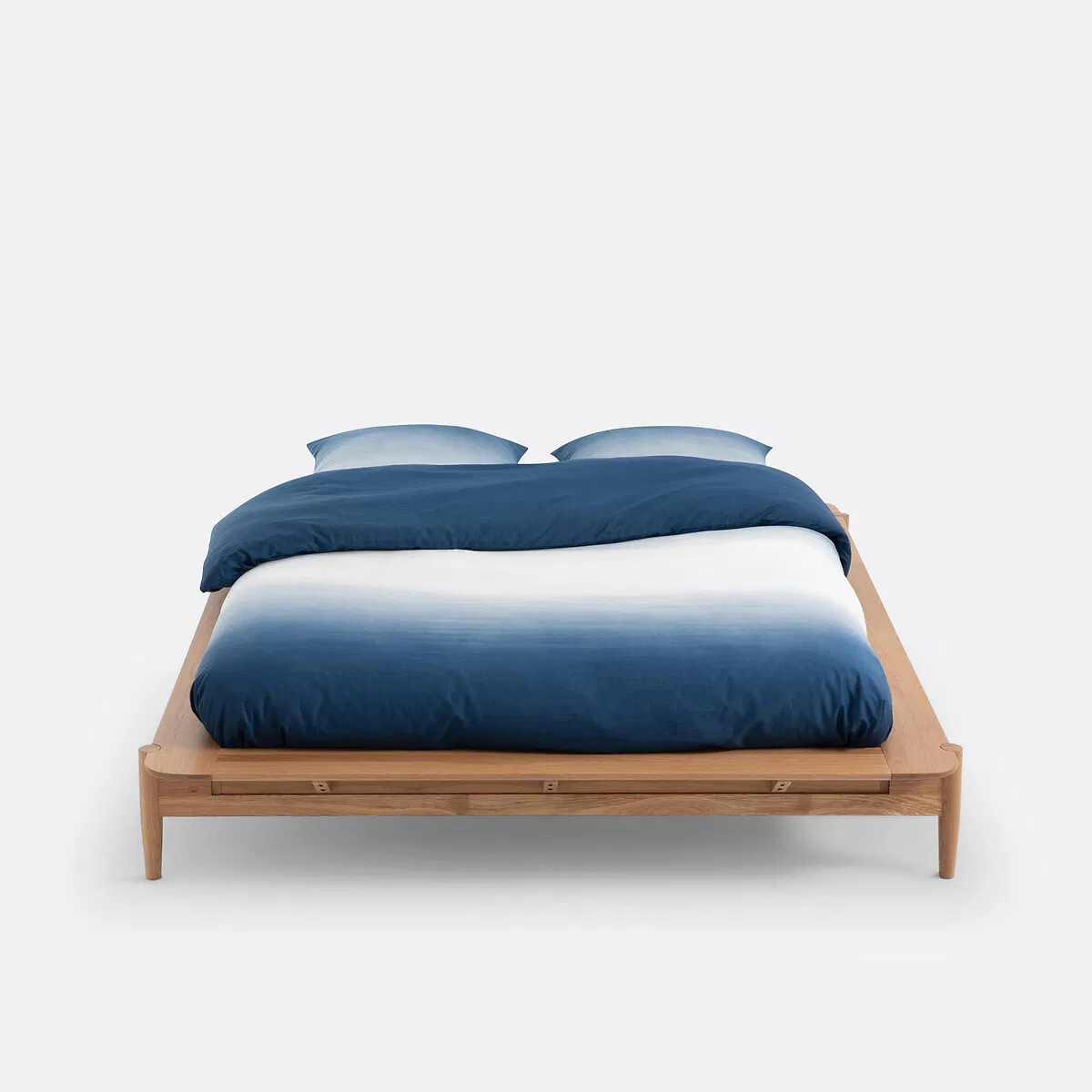 Cama plataforma moderna de madeira maciça flutuante com suporte de ripas para quarto