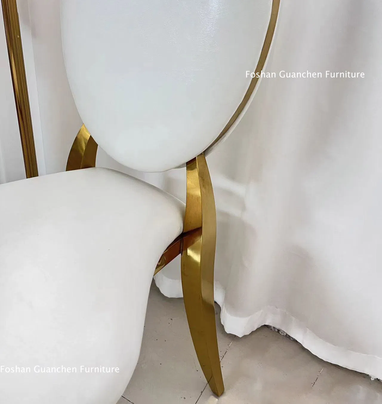 Cadeira de Jantar Estofada Branca com Estrutura Dourada - Cadeira de Luxo para Eventos e Casamentos com Pernas de Aço Inoxidável para Móveis de Aluguel em Hotéis e Festas