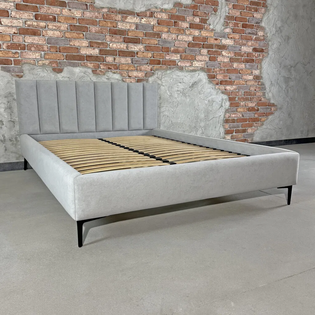 Cama plataforma estofada de design de luxo da Polônia com estrutura de cama em bétula e álamo, mecanismo de elevação a gás, grande espaço de armazenamento para fácil montagem