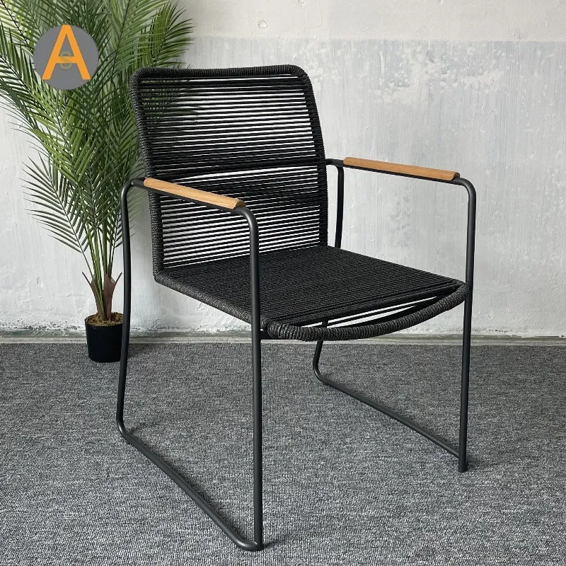 Cadeira moderna de exterior com braços em teak