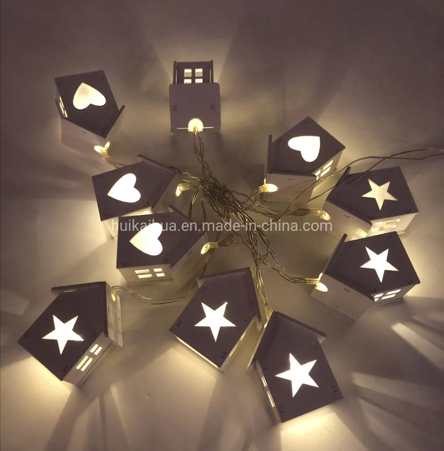 Decoração em forma de casa de madeira com luzes LED em corda alimentadas por bateria para decoração do quarto infantil no Natal