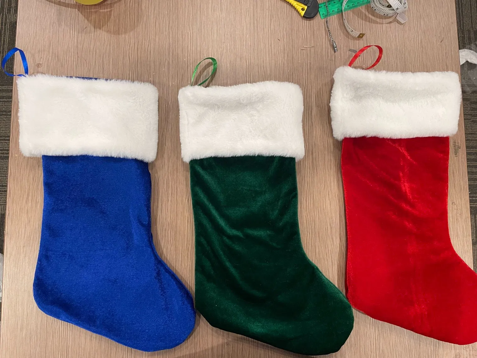 Meias de Natal OEM Atacado Brilhantes de Veludo Grosso Ornamentos de Papai Noel Produtos de Decoração para Escada