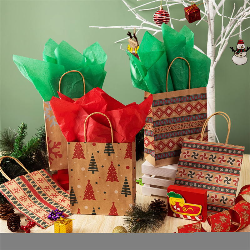 Bolsas de presente de papel de Natal feitas à mão coloridas com ornamentos de Papai Noel para decoração de varanda