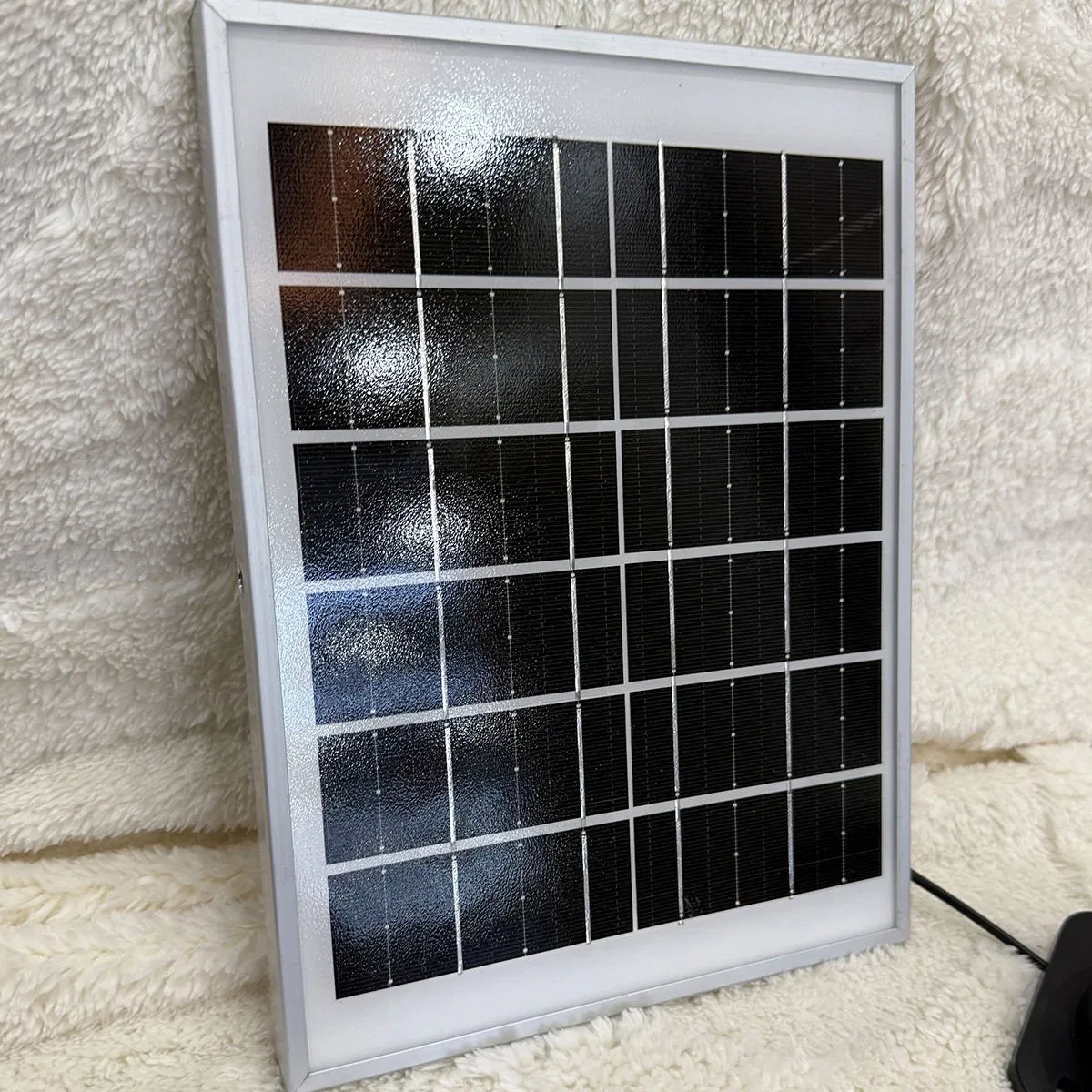 Luz de Inundação com Sensor de Movimento 70-LED Alimentada por Energia Solar Quatro Modos Ajustáveis Controle por Cordão de Puxar Exibição do Nível da Bateria à Prova d'Água Jardim