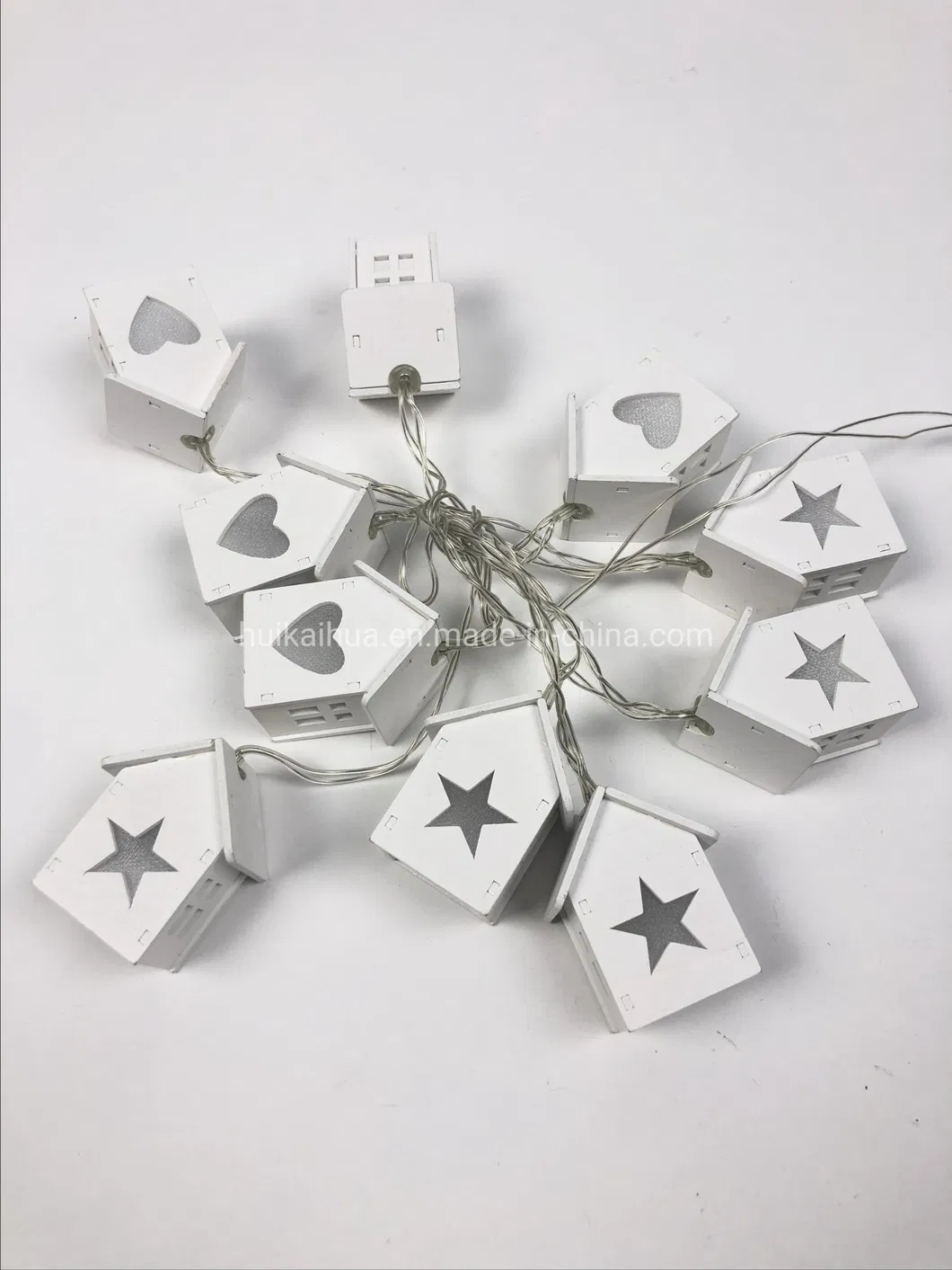 Decoração em forma de casa de madeira com luzes LED em corda alimentadas por bateria para decoração do quarto infantil no Natal