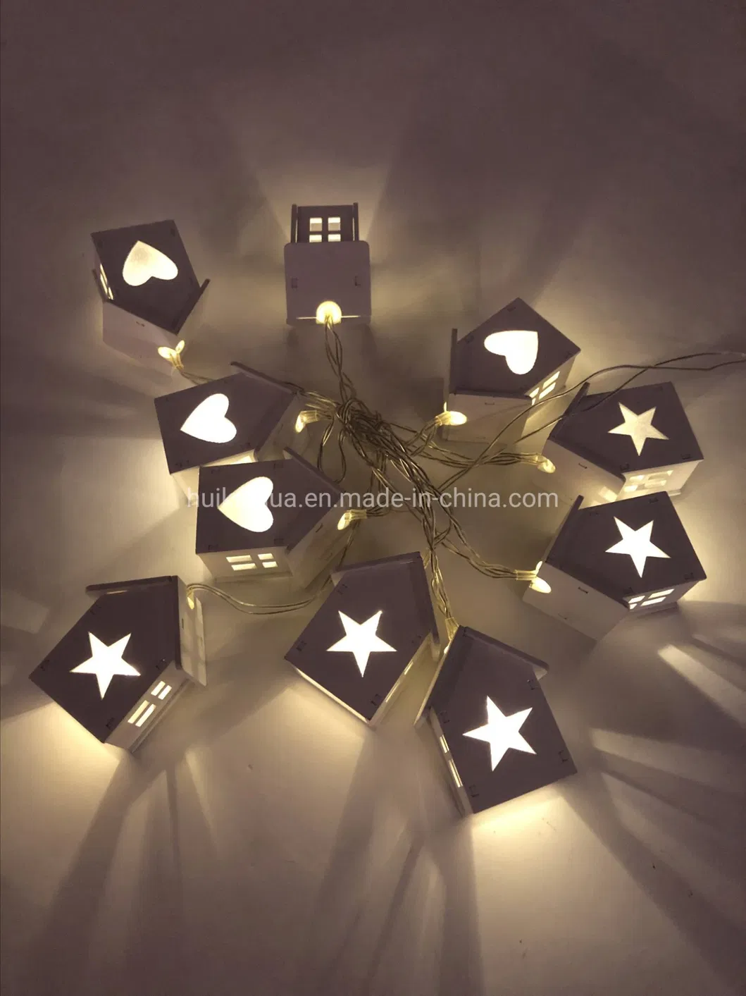 Decoração em forma de casa de madeira com luzes LED em corda alimentadas por bateria para decoração do quarto infantil no Natal