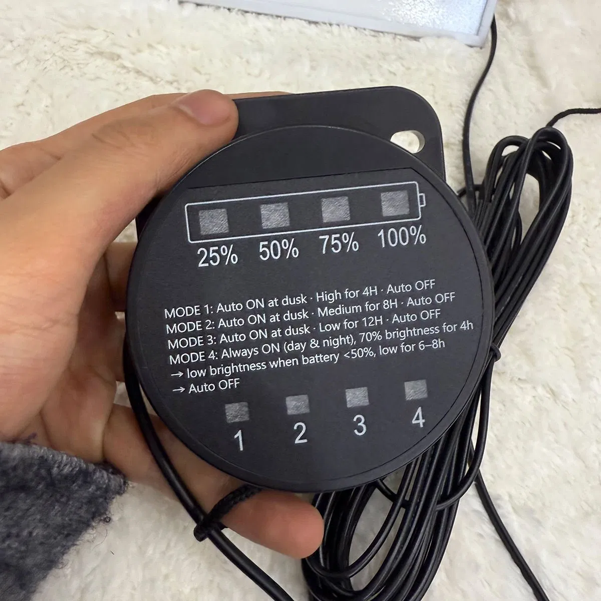 Luz de Inundação com Sensor de Movimento 70-LED Alimentada por Energia Solar Quatro Modos Ajustáveis Controle por Cordão de Puxar Exibição do Nível da Bateria à Prova d'Água Jardim