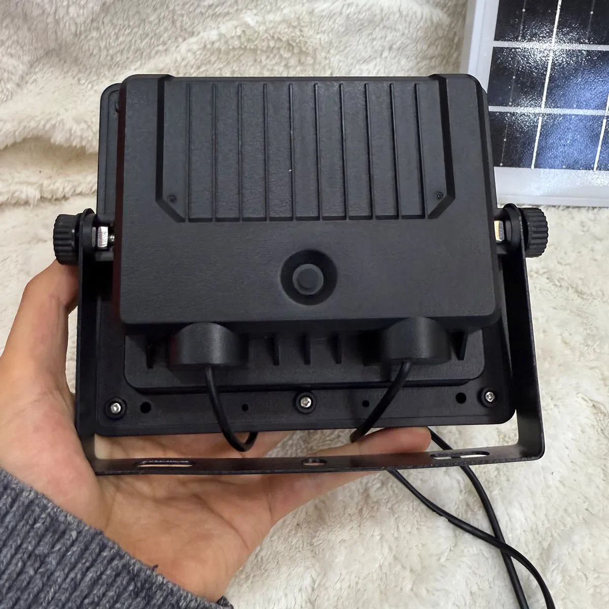 Luz de Inundação com Sensor de Movimento 70-LED Alimentada por Energia Solar Quatro Modos Ajustáveis Controle por Cordão de Puxar Exibição do Nível da Bateria à Prova d'Água Jardim