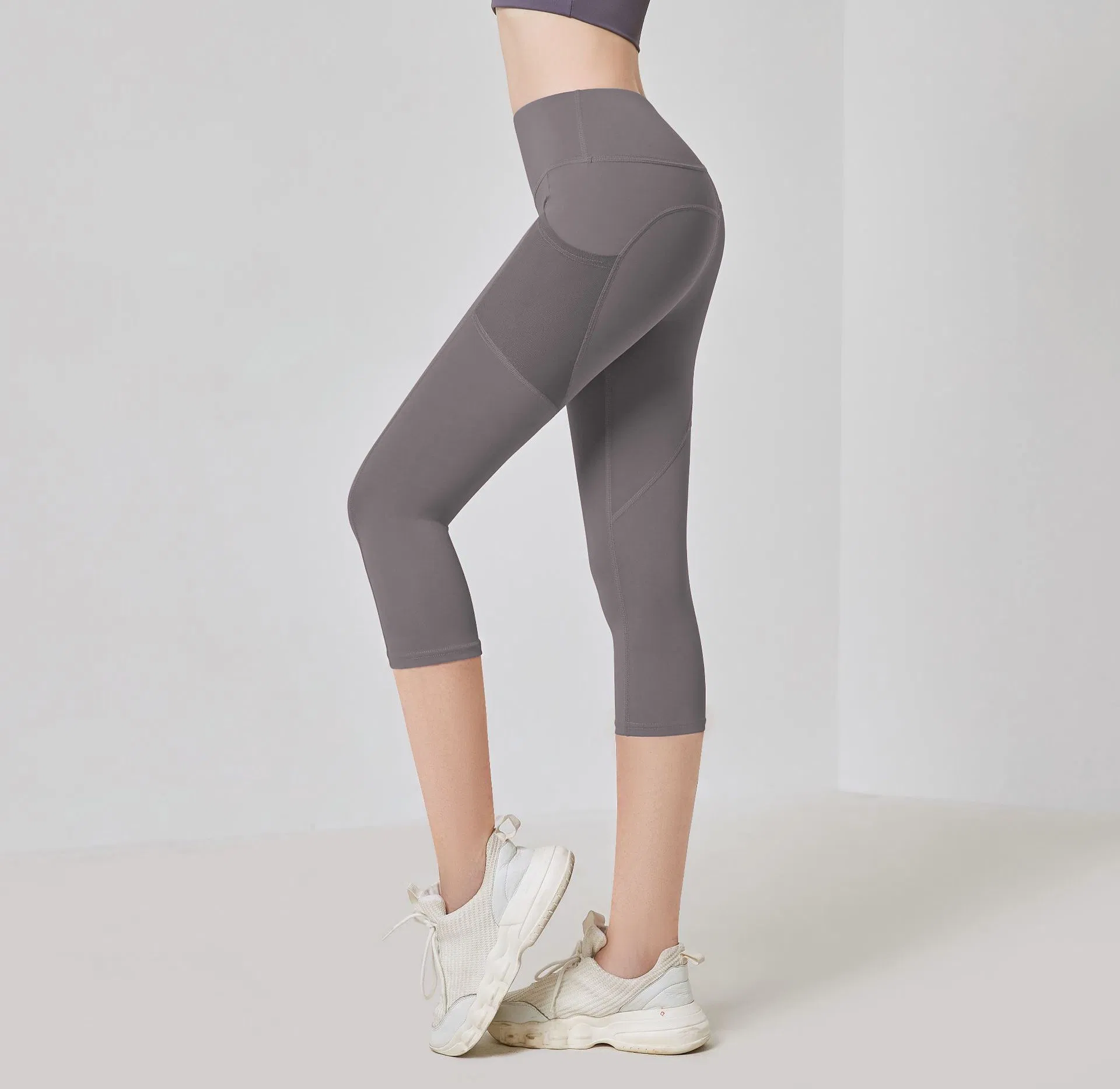 Ropa de gimnasio de poliéster para mujeres al por mayor, pantalones de yoga con bolsillos de malla, ropa atlética personalizada con logo que levanta el trasero, mallas ajustadas para correr, 3/4 mallas capri deportivas
