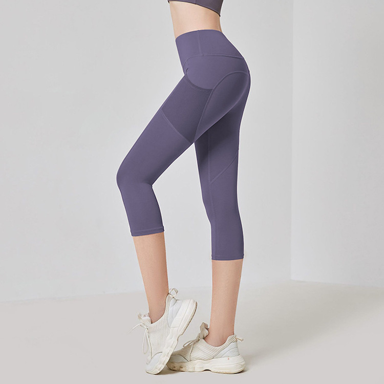 Ropa de gimnasio de poliéster para mujeres al por mayor, pantalones de yoga con bolsillos de malla, ropa atlética personalizada con logo que levanta el trasero, mallas ajustadas para correr, 3/4 mallas capri deportivas