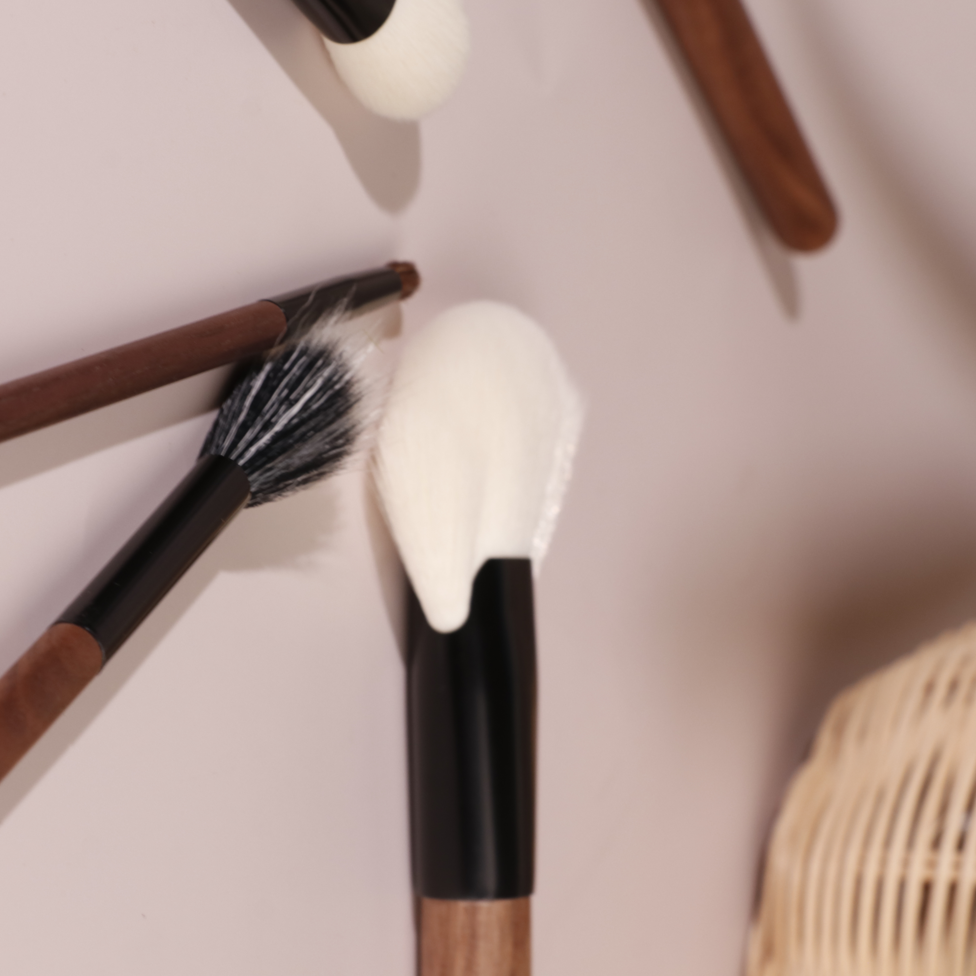 2026 New Product Customized Logo White Professional Makeup Brush Set Synthetic Hair Luxury Pure Vegan Makeup Brush Set