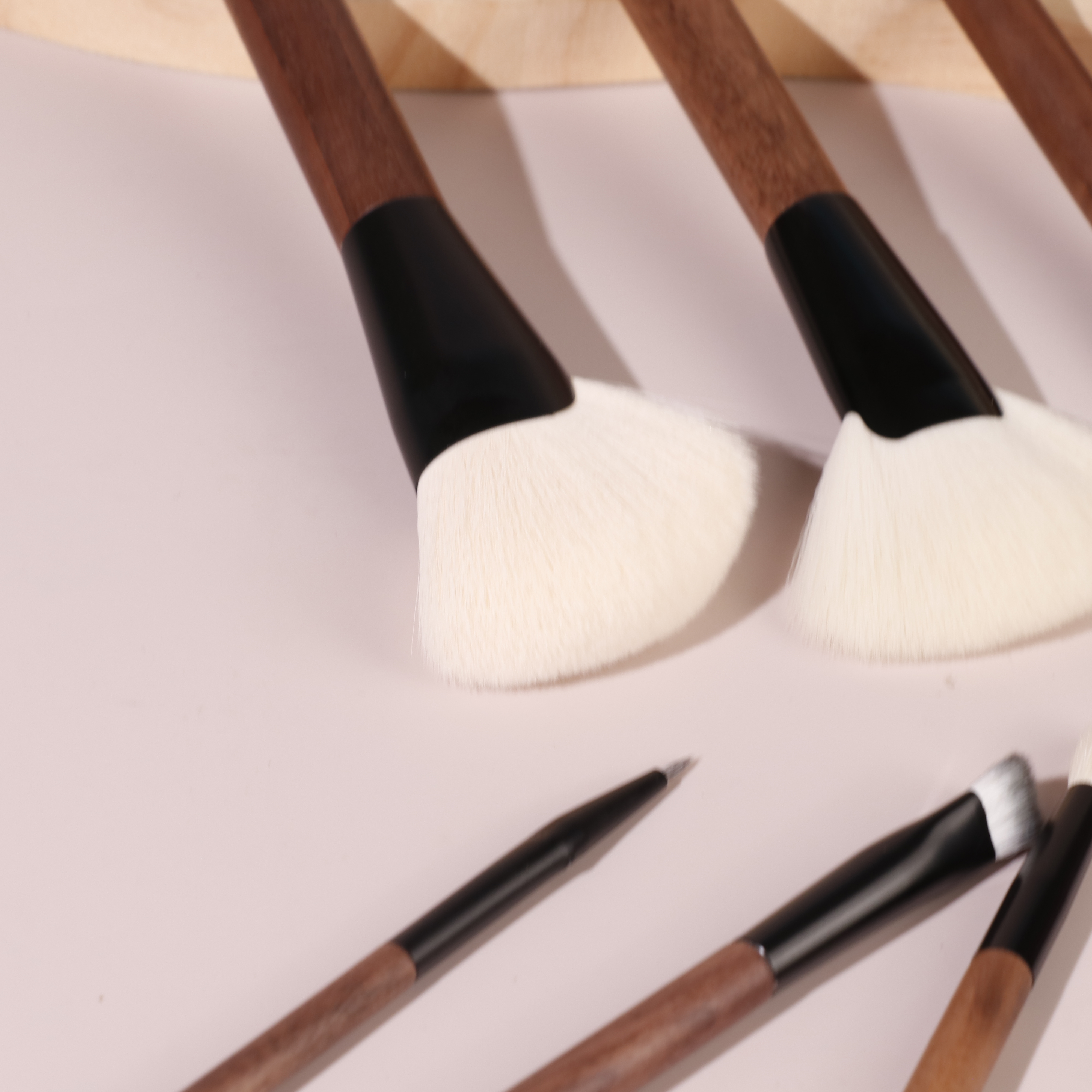 2026 New Product Customized Logo White Professional Makeup Brush Set Synthetic Hair Luxury Pure Vegan Makeup Brush Set