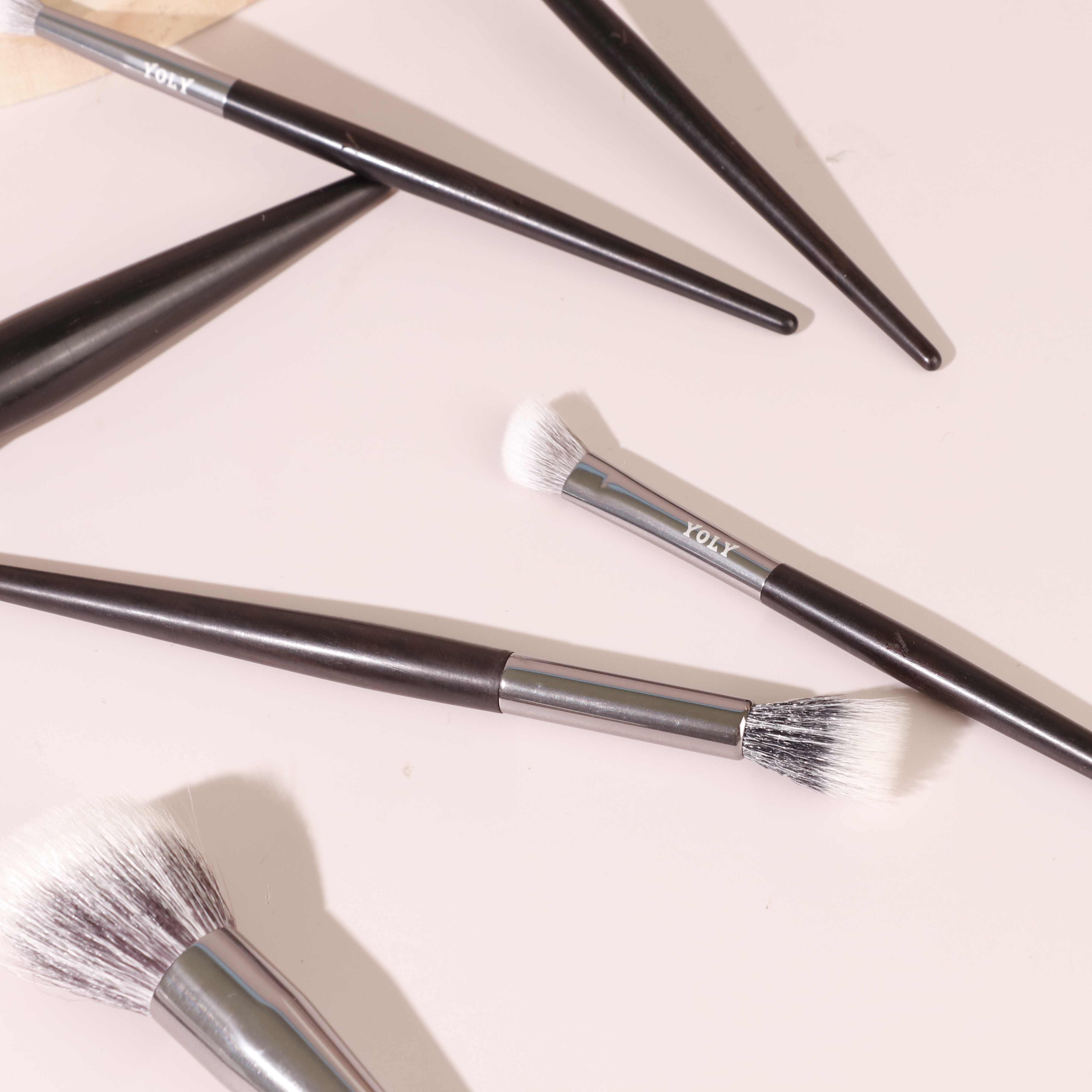 Professional Luxury Off-white Makeup Brush Set Custom Synthetic Hair Foundation Powder Eyeshadow Blending Brushes for Face