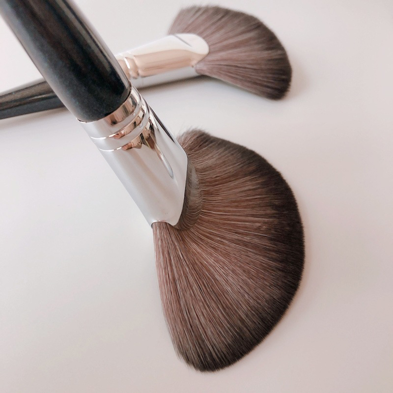 Eco Friendly Large Makeup Brushes Cosmetic Fan Shape Big Soft Face Highlighting Single Powder Make up Brush