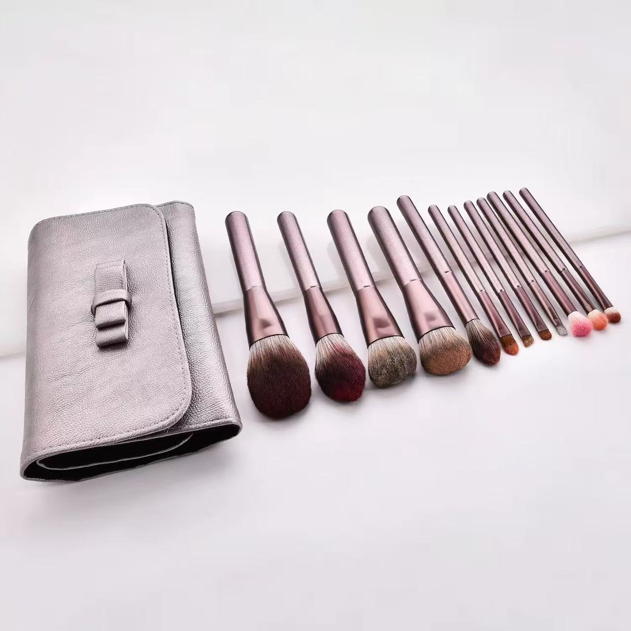 OEM Professional Custom Logo Fluffy Makeup Brushes Strong Pickup Even Powder Soft Skin Face Contour Portable Makeup Brush Set