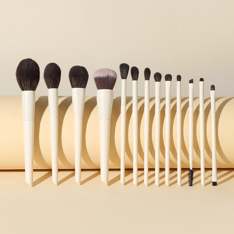 High Quality Custom Logo 13pcs Wood Makeup Brush Set Soft Loose Synthetic Hair Foundation Blush Eye Shadow Highlighter for Face