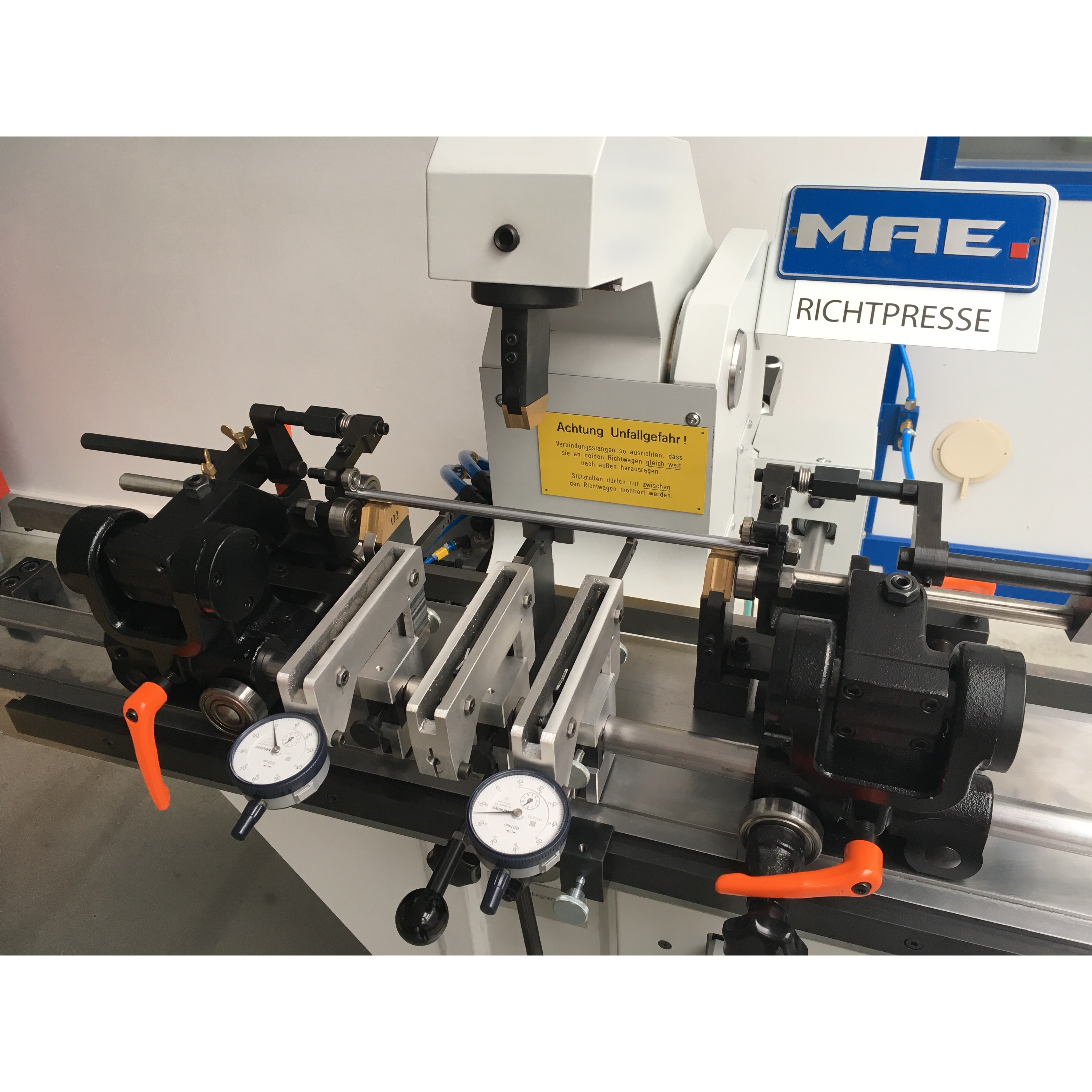 Straightening unit with roller supports