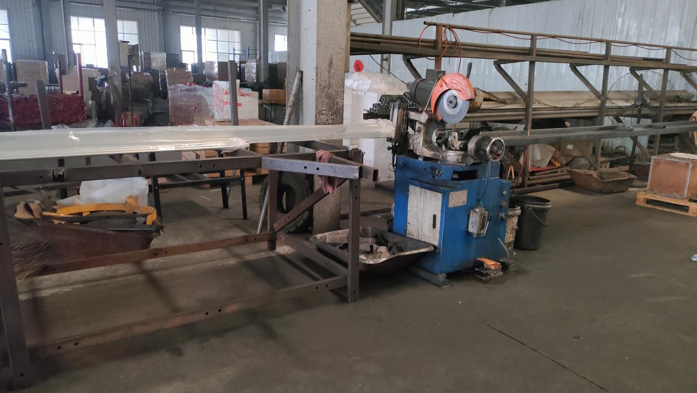 Pipe cutting machine for industrial tool manufacturing