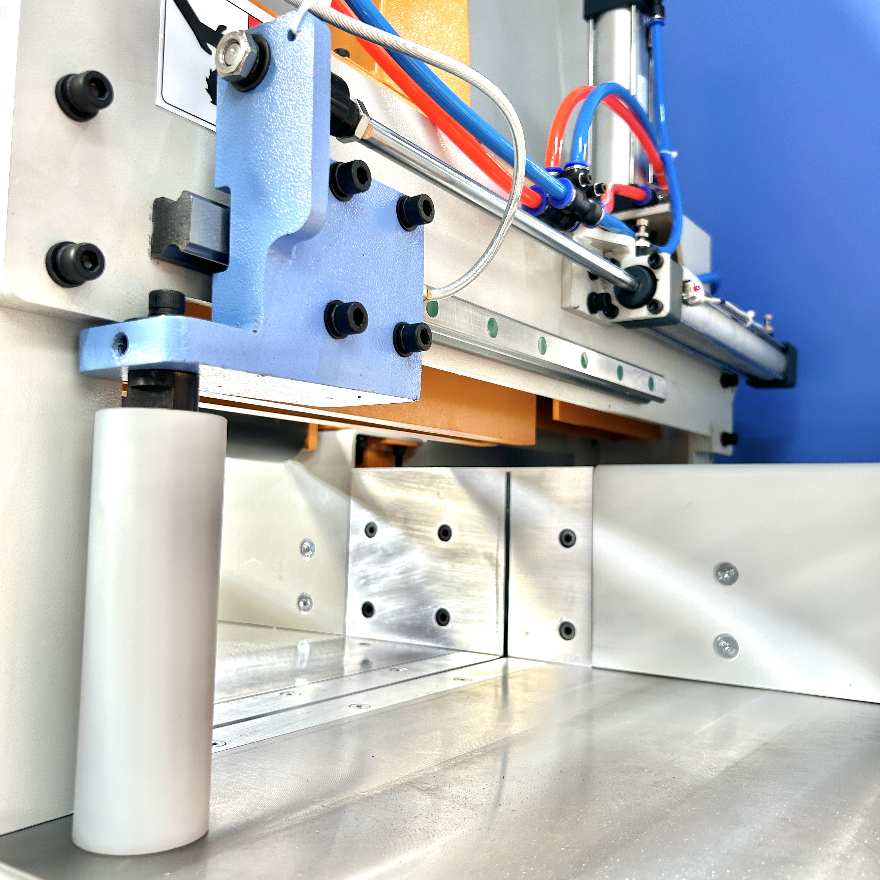 Heavy Duty Horizontal Automatic High Efficiency PLC Controlled CNC Wood Cross Cut Saw Machine