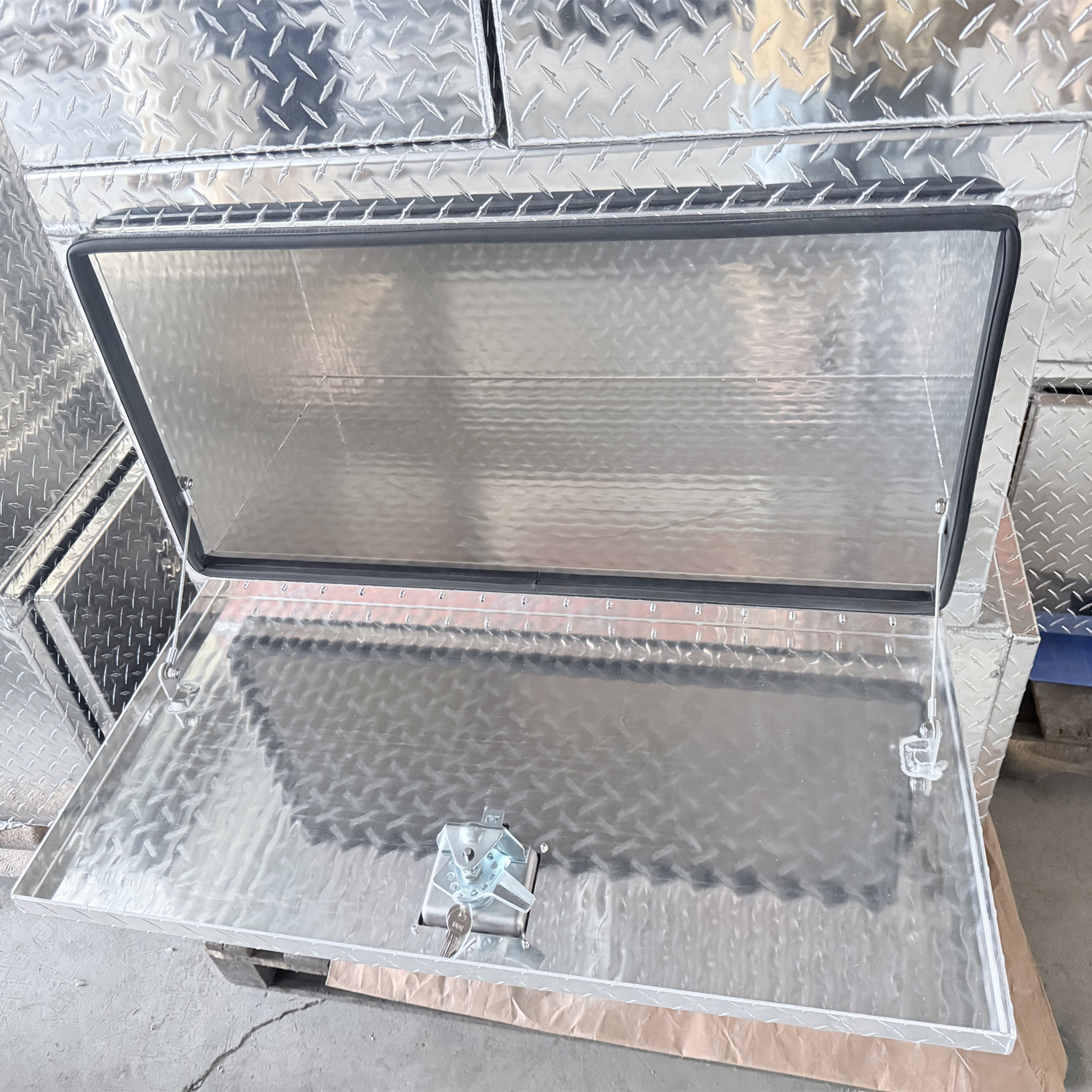 Heavy Duty Steel Tool Storage Cabinet Rustproof Durable for Warehouse and Farm Storage Cabinet