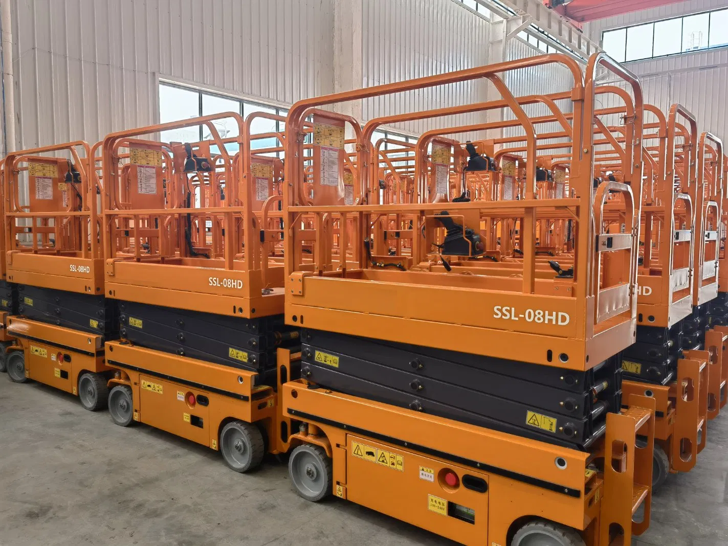 Self-Propelled Scissor Lift with Intelligent Leveling
