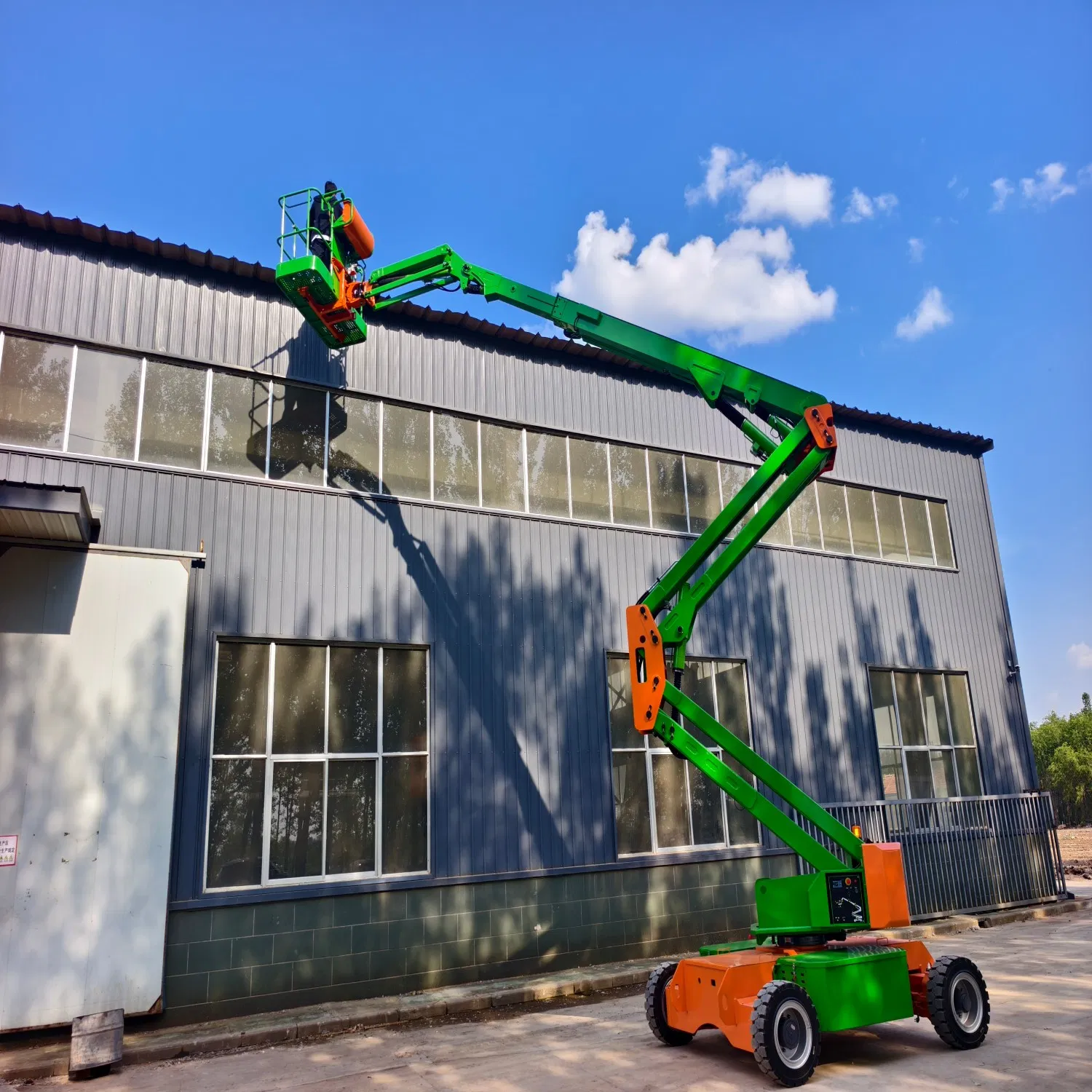 Electric Articulating Boom Lift - Zero Emission &amp; 230kg Platform for High-Level Industrial Maintenance