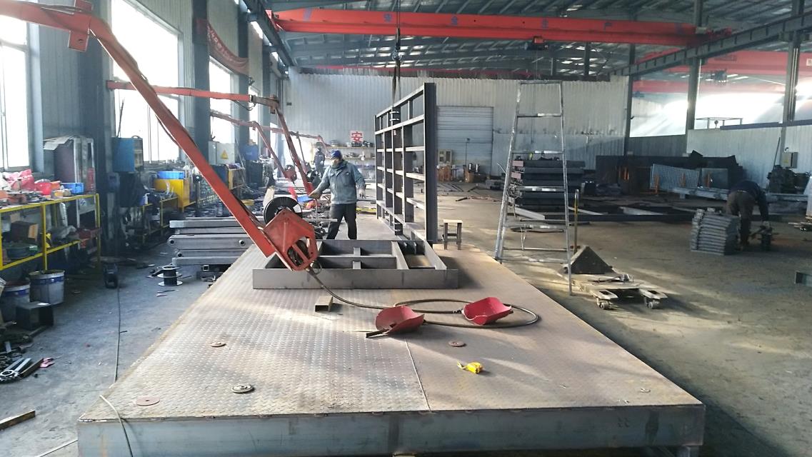 Robotic welding system for hydraulic lift structural components