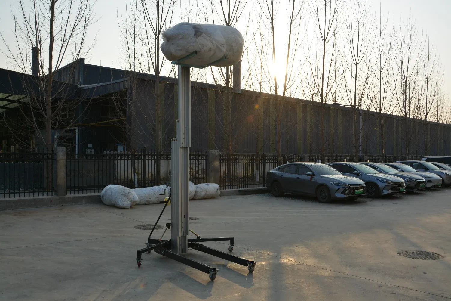 China Manufacture Cheap New 340kg Laod Mobile Portable Material Genie Lift Manual