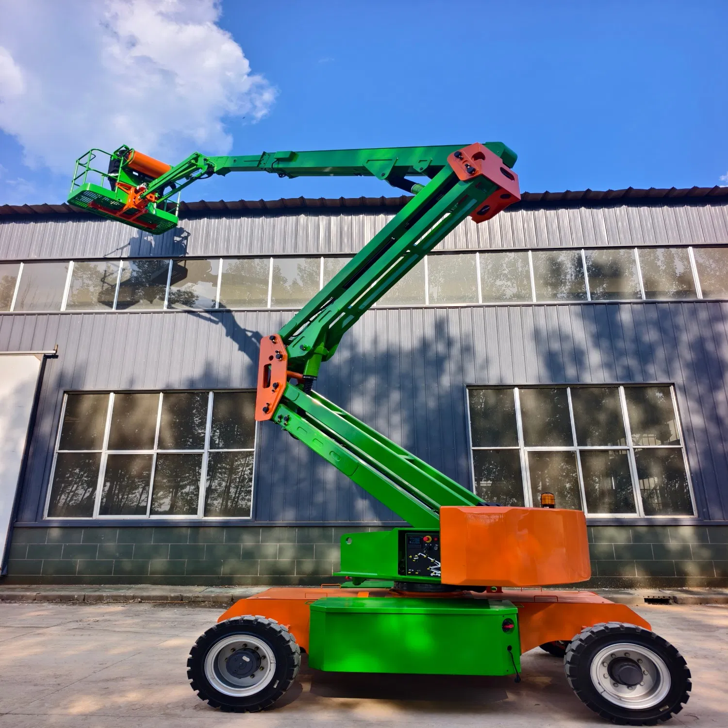 Electric Articulating Boom Lift - Zero Emission &amp; 230kg Platform for High-Level Industrial Maintenance