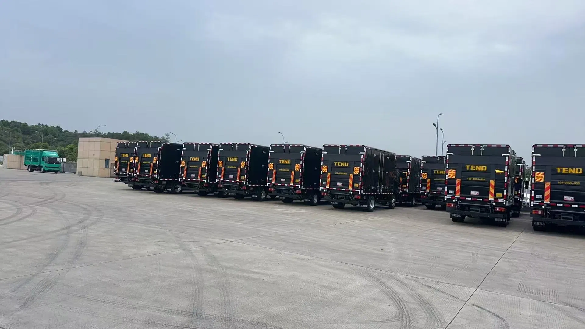 Portable Hydraulic Truck Lift for Easy Vehicle Access and Service