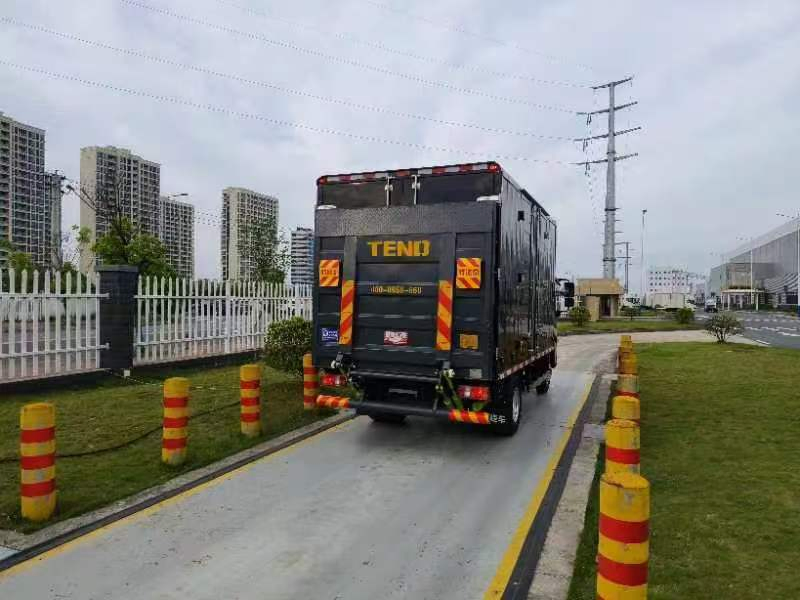 Portable Hydraulic Truck Lift for Easy Vehicle Access and Service