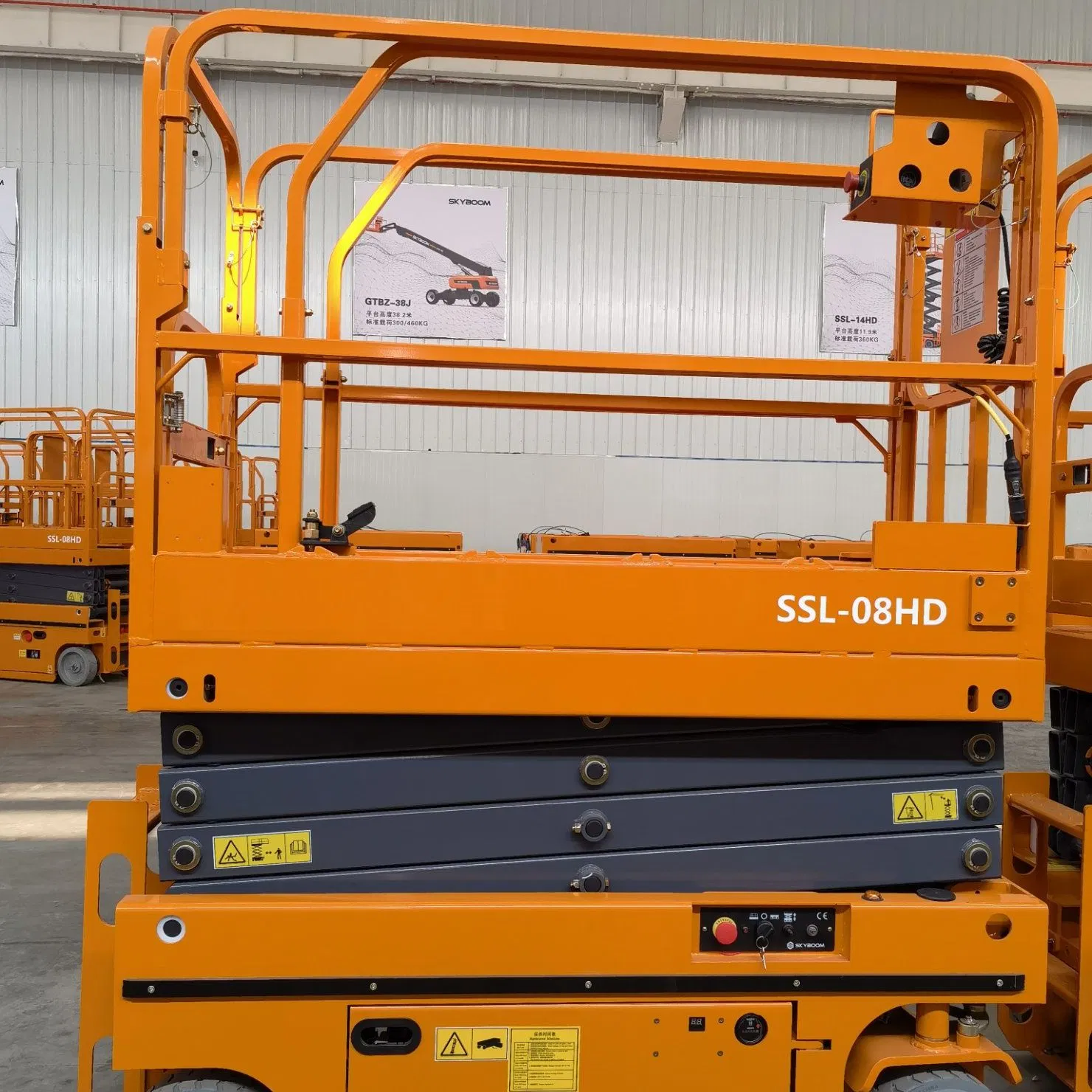 Self-Propelled Scissor Lift with Intelligent Leveling
