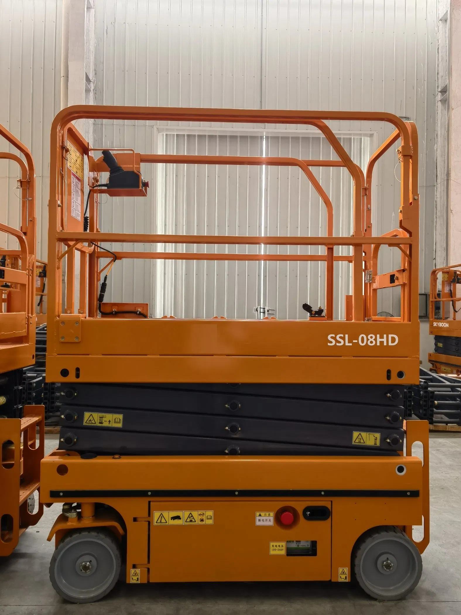 Self-Propelled Scissor Lift with Intelligent Leveling