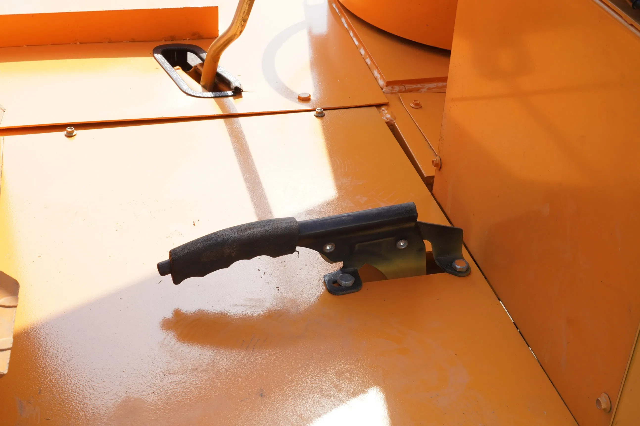 Rough Terrain Self-Propelled Cherry Picker Lift 24m with Four-Wheel Drive System