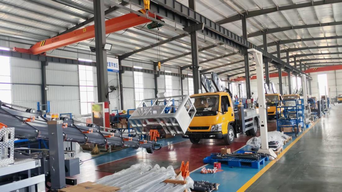 Final assembly stage of hydraulic lifting equipment production
